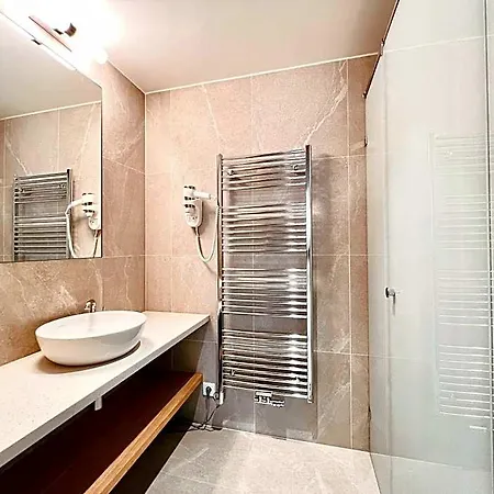 Raj Zdravia Hotel *