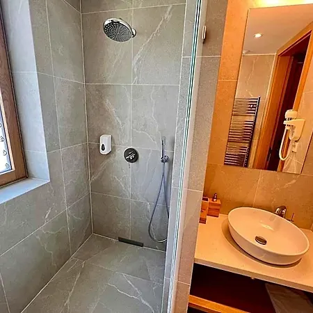 Raj Zdravia Hotel *